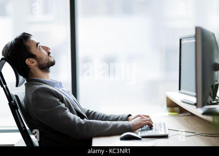 Ritratto di imprenditore frustrati avendo problemi nel suo lavoro Foto Stock
