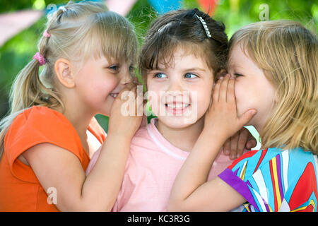 Russia, bataisk, Rostov regione. per bambini "istituzione allegri ragazzi' tre ragazze condividono i segreti Foto Stock