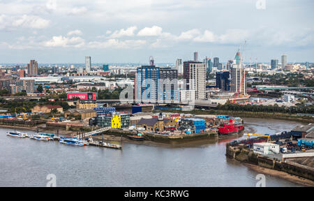 Vista dal di sopra della prua Creek estuario di marea, che divide la East London Boroughs di Newham e Tower Hamlets. Inghilterra, Regno Unito. Foto Stock