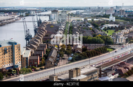 Vista dal di sopra, di case e appartamenti - parte di rigenerazione in North Greenwich, vicino al fiume Tamigi, nel sud est di Londra, Inghilterra, Regno Unito. Foto Stock