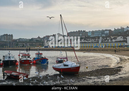 Broadstairs beach, Thanet, East Kent, Regno Unito, nelle prime ore della sera, con barche e gabbiani Foto Stock