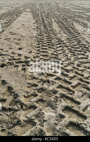 Tracce di pneumatici sulla sabbia della spiaggia Foto Stock