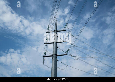 Tensione alta trellis con nuvole nel cielo in background Foto Stock