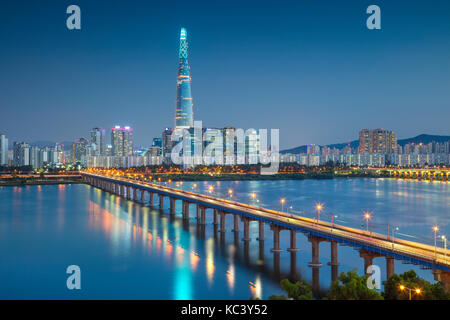 Seul. cityscape immagine di Seoul e del fiume Han durante il blu crepuscolo ora. Foto Stock