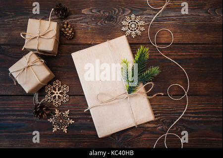 Fuma fino composizione di natale di doni e giocattoli di legno su un sfondo di legno Foto Stock