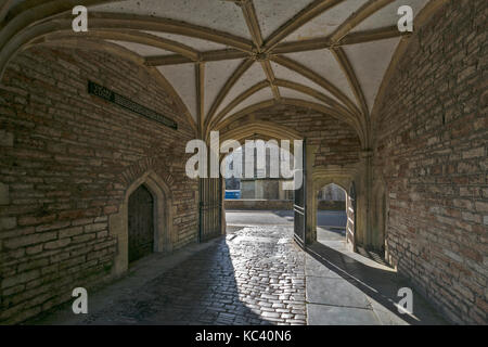 Città wells somerset Inghilterra cattedrale la luce solare all'interno dei vicari GATEWAY HALL che conducono alla Cattedrale Foto Stock