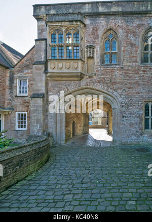 Città wells somerset Inghilterra cattedrale una soleggiata sala vicari e il gateway che conduce a vicari chiudere la medievale più antica strada residenziale IN EUROPA Foto Stock