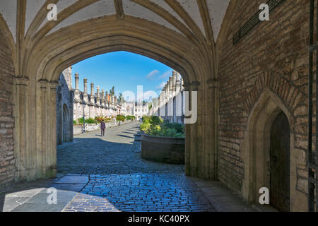 Città wells somerset INGHILTERRA CATTEDRALE VICARI HALL DI INGRESSO GATEWAY A VICARI VICINO E CASE Foto Stock