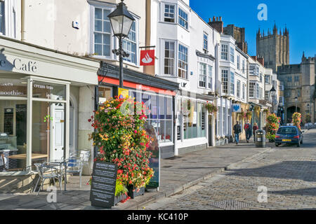 Città wells somerset Inghilterra torre della cattedrale e la strada con negozi che conduce alla cattedrale Foto Stock