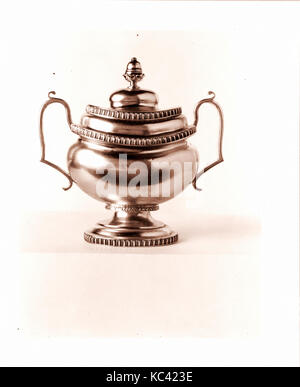 Sugar Bowl, ca. 1825, realizzato a New York, New York, Stati Uniti, American, argento, complessivo: 8 1/2 x 8 9/16 x 4 3/4 in. (21,6 x 2 Foto Stock