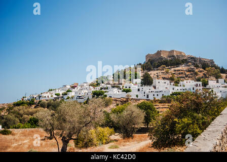 Castello medievale sulla Acropoli di Lindos con blue bay al di sotto, l' isola di Rodi, Grecia Foto Stock