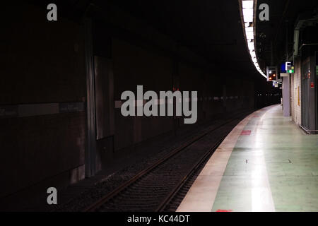 Francoforte, Germania - 09 settembre 2017: il suburban- e treno regionale con fermata frankfurt am main airport il 09 settembre 2017 a Francoforte. Foto Stock