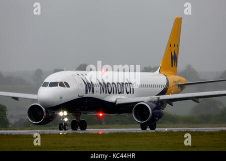 G-ZBAS Monarch Airlines Airbus A320-200 Monarch Airlines su aeromobile a decollo in cattive condizioni atmosferiche all'aeroporto di Luton Bedfordshire Foto Stock