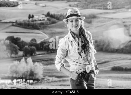 Alla scoperta di magiche vedute della Toscana. ritratto di donna avventura escursionista in hat godendo di sera in toscana Foto Stock