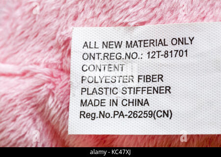 Etichetta nella bambola giocattolo - tutto il nuovo materiale solo il contenuto di fibra di poliestere di rinforzo in materiale plastico realizzato in Cina - venduti nel Regno Unito Regno Unito, Gran Bretagna Foto Stock