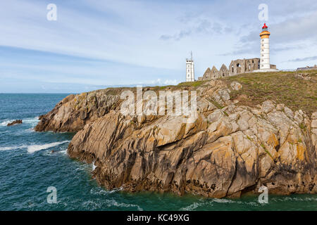 Scogliere a saint-mathieu con il faro e le rovine di Abbey e Semaphore tower, Finisterre, Bretagna Francia Foto Stock