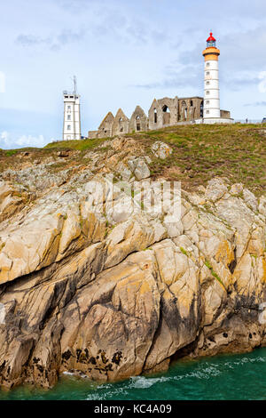 Scogliere a saint-mathieu con il faro e le rovine di Abbey e Semaphore tower, Finisterre, Bretagna Francia Foto Stock