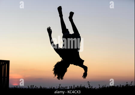 Germania, ragazzo di saltare sul trampolino, Silhouette Foto Stock