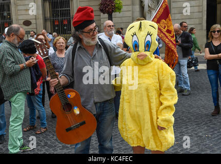 Barcellona, Spagna. 2 ottobre, 2017. durante una manifestazione nel centro di Barcellona, Spagna, lunedì, oct. 2, 2017 credit: gtres información más comuniación sulla linea, s.l./alamy live news Foto Stock