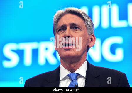 Manchester, Regno Unito. 2 ottobre, 2017. Philip hammond, il Cancelliere dello Scacchiere fornisce il suo discorso alla conferenza, la mattina della seconda giornata del congresso del partito conservatore al Manchester Central convention complex. Questa conferenza segue le elezioni generali di giugno 2017 in cui il partito conservatore perso la maggioranza parlamentare risultante in un parlamento appeso. Credito: Kevin hayes/alamy live news Foto Stock