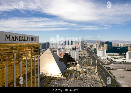 Las Vegas, Nevada, USA. 2 ottobre, 2017. file foto datata aprile 25, 2011 - generale vista complessiva della strip di las vegas su las vegas blvd compreso il Mandalay Bay Resort and Casino, dove un pistolero al trentaduesimo piano aperto il fuoco sui frequentatori di concerti in tutta la strada in più letali riprese di massa nella storia degli Stati Uniti. Credito: Dave Smith/zumapress.com/alamy live news Foto Stock