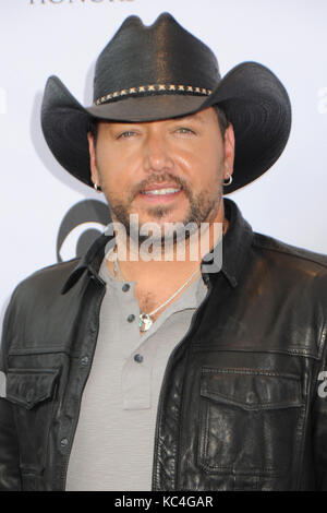 6 aprile 2014 - West Hollywood, CA, Stati Uniti - 01 ottobre 2017 - Las Vegas, Nevada - cantante jason aldean stava eseguendo sul palco durante il giorno tre sold-out route 91 harvest festival della musica country quando scatti è risuonato. las vegas polizia hanno identificato stephen paddock come l'uomo che ha aperto il fuoco dal trentaduesimo piano del Mandalay Bay hotel con un fucile automatico, uccidendo più di 50 e il ferimento di almeno 400 nella peggiore delle riprese di massa nella storia degli Stati Uniti. file foto: 30 agosto 2016 - Nashville, Tennessee - jason aldean. Decimo annuale successi di ACM per onorare i vincitori dell'accademia di musica country un Foto Stock