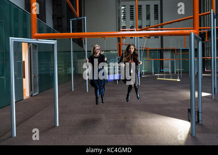 Londra, Regno Unito. 2 ottobre, 2017. I visitatori visualizza "uno due tre swing!' artista di Copenaghen gruppo superflex trasforma la Tate Modern turbine hall per la terza commissione hyundai credito: zuma press, inc./alamy live news Foto Stock