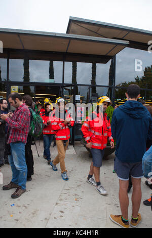 Barcellona, Spagna. 1 Ott 2017. I vigili del fuoco presso la Biblioteca Centrale di Gabriel Ferrater, Sant Cugat del Valles, appena fuori Barcellona. Catalogna vigili del fuoco sono stati uniti da vigili del fuoco basco in pegno per proteggere gli elettori durante il 1 ottobre il referendum sull indipendenza. Altrove in Catalogna, sono stati aggrediti da spagnolo custode e civile Policia Nacional. Uno dei vigili del fuoco, Oriol detta "vogliamo solo per proteggere le persone". Credito: deadlyphoto.com/Alamy Live News Foto Stock