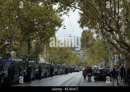 Barcellona, Spagna. 1st Ott 2017. La polizia spagnola cerca di prevenire l'elezione. Credit: Franz PERC/Alamy Live News Foto Stock