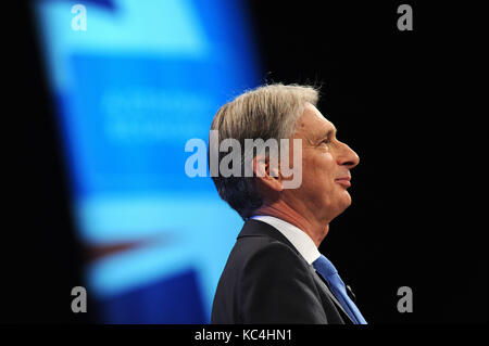 Manchester, Regno Unito. 2 ottobre, 2017. Philip hammond, il Cancelliere dello Scacchiere fornisce il suo discorso alla conferenza, la mattina della seconda giornata del congresso del partito conservatore al Manchester Central convention complex. Questa conferenza segue le elezioni generali di giugno 2017 in cui il partito conservatore perso la maggioranza parlamentare risultante in un parlamento appeso. Credito: Kevin hayes/alamy live news Foto Stock