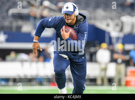 Ottobre 01, 2017: Dallas Cowboys quarterback Dak Prescott #4 si riscalda prima di NFL di una partita di calcio tra la Los Angeles Rams e Dallas Cowboys di AT&T Stadium di Arlington, TX Los Angeles sconfitto Dallas 35-30 Albert Pena/CSM Foto Stock