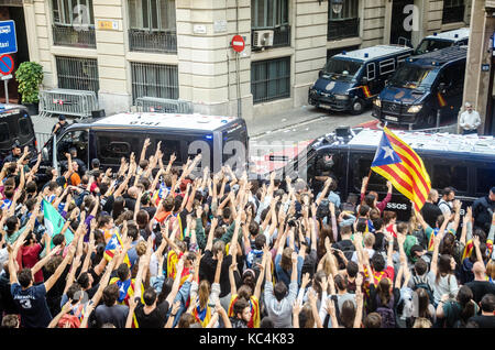 Barcellona, Spagna. 2 Ottobre, 2017. Un gran numero di persone sono seduti presso la sede della polizia spagnola di Barcellona. Essi sono qui per esprimere la loro rabbia che la polizia nazionale spagnola utilizzato la forza contro pro indipendenza contestatori e cercando di fermare il referendum avvenga il giorno prima. Credito: SOPA Immagini limitata/Alamy Live News Foto Stock