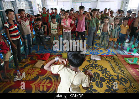 Ukhiya, Bangladesh. 2 ottobre, 2017. rohingya i bambini frequentano una scuola di fortuna a kutupalong rohingya camp, ukhiya, Bangladesh, 2 ottobre 2017. Le nazioni unite' ufficio umanitario detto giovedì che il numero dei Rohingya musulmani in fuga verso il Bangladesh poiché aug. 25 ha superato 500.000. Credito: suvra kanti das/zuma filo/alamy live news Foto Stock