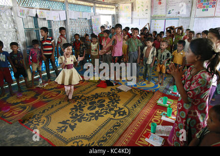 Ukhiya, Bangladesh. 2 ottobre, 2017. rohingya i bambini frequentano una scuola di fortuna a kutupalong rohingya camp, ukhiya, Bangladesh, 2 ottobre 2017. Le nazioni unite' ufficio umanitario detto giovedì che il numero dei Rohingya musulmani in fuga verso il Bangladesh poiché aug. 25 ha superato 500.000. Credito: suvra kanti das/zuma filo/alamy live news Foto Stock