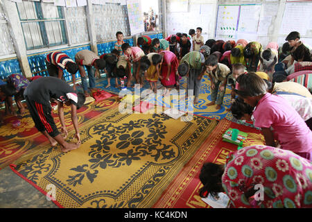 Ukhiya, Bangladesh. 2 ottobre, 2017. rohingya i bambini frequentano una scuola di fortuna a kutupalong rohingya camp, ukhiya, Bangladesh, 2 ottobre 2017. Le nazioni unite' ufficio umanitario detto giovedì che il numero dei Rohingya musulmani in fuga verso il Bangladesh poiché aug. 25 ha superato 500.000. Credito: suvra kanti das/zuma filo/alamy live news Foto Stock