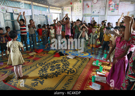 Ukhiya, Bangladesh. 2 ottobre, 2017. rohingya i bambini frequentano una scuola di fortuna a kutupalong rohingya camp, ukhiya, Bangladesh, 2 ottobre 2017. Le nazioni unite' ufficio umanitario detto giovedì che il numero dei Rohingya musulmani in fuga verso il Bangladesh poiché aug. 25 ha superato 500.000. Credito: suvra kanti das/zuma filo/alamy live news Foto Stock