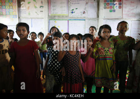 Ukhiya, Bangladesh. 2 ottobre, 2017. rohingya i bambini frequentano una scuola di fortuna a kutupalong rohingya camp, ukhiya, Bangladesh, 2 ottobre 2017. Le nazioni unite' ufficio umanitario detto giovedì che il numero dei Rohingya musulmani in fuga verso il Bangladesh poiché aug. 25 ha superato 500.000. Credito: suvra kanti das/zuma filo/alamy live news Foto Stock