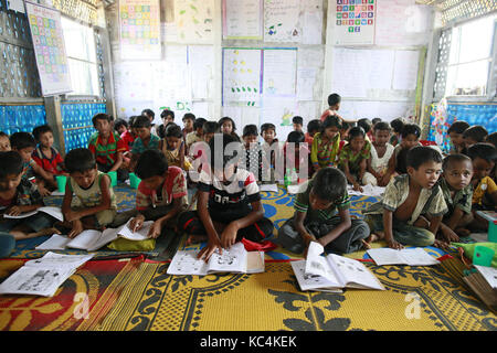 Ukhiya, Bangladesh. 2 ottobre, 2017. rohingya i bambini frequentano una scuola di fortuna a kutupalong rohingya camp, ukhiya, Bangladesh, 2 ottobre 2017. Le nazioni unite' ufficio umanitario detto giovedì che il numero dei Rohingya musulmani in fuga verso il Bangladesh poiché aug. 25 ha superato 500.000. Credito: suvra kanti das/zuma filo/alamy live news Foto Stock