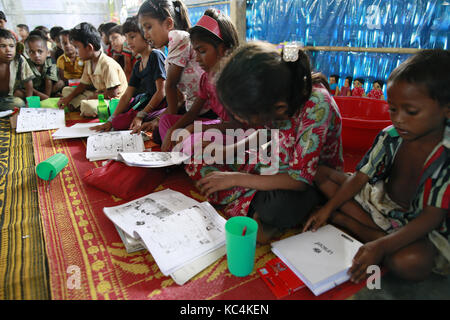 Ukhiya, Bangladesh. 2 ottobre, 2017. rohingya i bambini frequentano una scuola di fortuna a kutupalong rohingya camp, ukhiya, Bangladesh, 2 ottobre 2017. Le nazioni unite' ufficio umanitario detto giovedì che il numero dei Rohingya musulmani in fuga verso il Bangladesh poiché aug. 25 ha superato 500.000. Credito: suvra kanti das/zuma filo/alamy live news Foto Stock