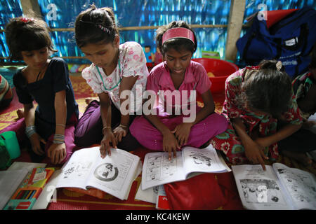 Ukhiya, Bangladesh. 2 ottobre, 2017. rohingya i bambini frequentano una scuola di fortuna a kutupalong rohingya camp, ukhiya, Bangladesh, 2 ottobre 2017. Le nazioni unite' ufficio umanitario detto giovedì che il numero dei Rohingya musulmani in fuga verso il Bangladesh poiché aug. 25 ha superato 500.000. Credito: suvra kanti das/zuma filo/alamy live news Foto Stock