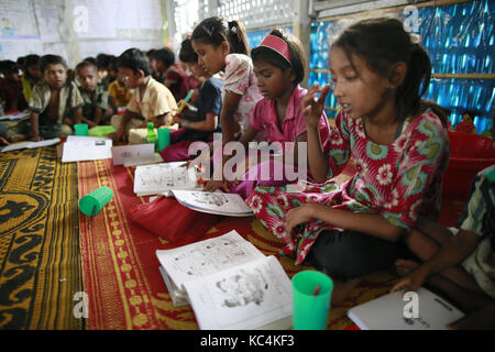 Ukhiya, Bangladesh. 2 ottobre, 2017. rohingya i bambini frequentano una scuola di fortuna a kutupalong rohingya camp, ukhiya, Bangladesh, 2 ottobre 2017. Le nazioni unite' ufficio umanitario detto giovedì che il numero dei Rohingya musulmani in fuga verso il Bangladesh poiché aug. 25 ha superato 500.000. Credito: suvra kanti das/zuma filo/alamy live news Foto Stock