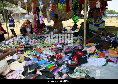 Ukhiya, Bangladesh. 2 ottobre, 2017. Un rohingya commerciante vende merci a kutupalong rohingya camp, ukhiya, Bangladesh, 2 ottobre 2017. Le nazioni unite' ufficio umanitario detto giovedì che il numero dei Rohingya musulmani in fuga verso il Bangladesh poiché aug. 25 ha superato 500.000. Credito: suvra kanti das/zuma filo/alamy live news Foto Stock