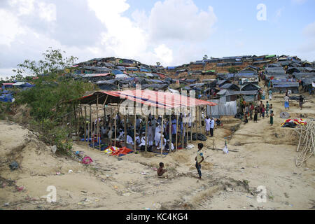 Ukhiya, Bangladesh. 2 ottobre, 2017. Il Myanmar è di etnia rohingya musulmani costruire tenda realizzato localmente a ukniya, Bangladesh, 2 ottobre 2017. Le nazioni unite' ufficio umanitario detto giovedì che il numero dei Rohingya musulmani in fuga verso il Bangladesh poiché aug. 25 ha superato 500.000. Credito: suvra kanti das/zuma filo/alamy live news Foto Stock