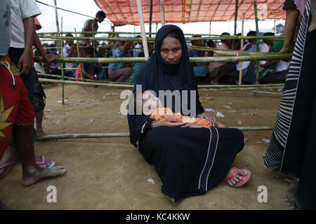 Ukhiya, Bangladesh. 2 ottobre, 2017. rohingya musulmani, che hanno attraversato dal Myanmar in Bangladesh, in attesa in una coda per ottenere aiuti a jamtoli Refugee Camp, Bangladesh, 2 ottobre 2017. Le nazioni unite' ufficio umanitario detto giovedì che il numero dei Rohingya musulmani in fuga verso il Bangladesh poiché aug. 25 ha superato 500.000. Credito: suvra kanti das/zuma filo/alamy live news Foto Stock