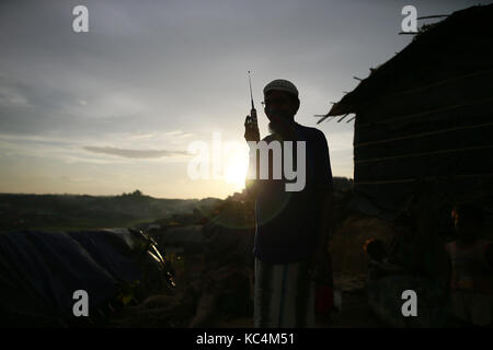 Ukhiya, Bangladesh. 2 ottobre, 2017. rohingya musulmani, che hanno attraversato dal Myanmar in Bangladesh, utilizza il suo myanmar della cella il numero di telefono per parlare con il suo parente che viveva in Myanmar, a jamtoli Refugee Camp, Bangladesh, 2 ottobre 2017. Le nazioni unite' ufficio umanitario detto giovedì che il numero dei Rohingya musulmani in fuga verso il Bangladesh poiché aug. 25 ha superato 500.000. Credito: suvra kanti das/zuma filo/alamy live news Foto Stock