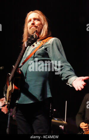 Philadelphia, Pennsylvania, Stati Uniti. 7th giugno 2017. Tom Petty Di The Heartbreakers Che Si Esibisce Con Tom Petty E Mudcrutch Al Fillmore Philadelphia, Pa, Il 7 Giugno 2016 Credit: Star Shooter/Media Punch/Alamy Live News Foto Stock