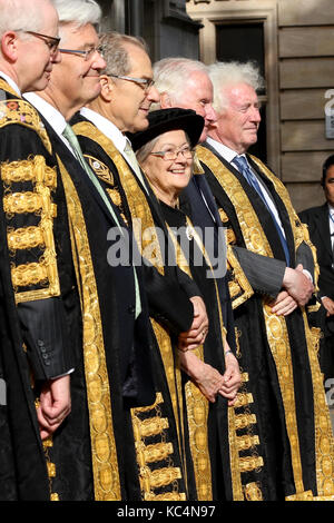 Londra, Regno Unito. 02oct, 2017. Brenda Hale, la Baronessa Hale di Richmond, chi è il presidente della Corte Suprema di Cassazione, pone con i suoi colleghi prima del loro processo dall'Abbazia di Westminster per le Case del Parlamento. Un servizio in Westminster Abbey è condotta dal Decano di Westminster per contrassegnare l'inizio dell'anno giudiziario. Giudici, legge ufficiali, Queen's Counsel (QC), i ministri di governo e gli avvocati frequentare il servizio, con giudici e QC di indossare abiti cerimoniali. Processo di giudici sull'inizio dell'anno giudiziario in Westminster, Londra, il 2 ottobre 2017. Credito: Paolo Marriott/Alamy Live News Foto Stock