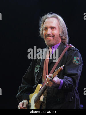 Tom petty (oct. 20, 1950 - oct. 02, 2017) è un musicista americano, cantante, compositore e multi strumentista e produttore record. Egli è meglio conosciuto come il cantante di tom petty e a tutto rock, ma è anche noto come membro e co-fondatore della fine degli anni ottanta il supergruppo di viaggiare wilburys. petty ha venduto più di 80 milioni di dischi in tutto il mondo, facendo di lui uno dei best-seller di artisti musicali di tutti i tempi.egli è stato introdotto nella rock and roll hall of fame nel 2002. Foto: 18 maggio 2013 - Gulf Shores, ALABAMA, Stati Uniti - Tom petty e a tutto rock eseguire durante il ritrovo music fest Foto Stock