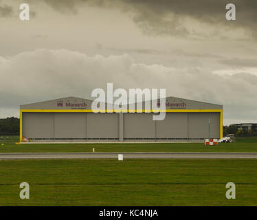Birmingham, Regno Unito. 02oct, 2017. Le porte della Monarch Airlines' hangar di manutenzione all'aeroporto di Birmingham rimangono saldamente chiuse il pomeriggio del giorno del suo crollo; con inquietanti nubi scure tettuccio di credito: ceri breeze/alamy live news Foto Stock