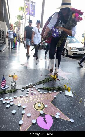 Los Angeles, California, Stati Uniti. 2 Ott 2017. Fiori e candele sono collocate presso la stella Hollywood Walk of Fame di Tom Petty a Los Angeles, lunedì 2 ottobre 2017. Tom Petty, il cantante-compositore senza pretese e laborioso di Los Angeles la cui band The Heartbreakers rimase fedele alle sue radici rock classico anche se decenni di stili e fad musicali fugaci, era vicino alla morte oggi dopo un apparente attacco cardiaco. Credit: Ringo Chiu/ZUMA Wire/Alamy Live News Foto Stock